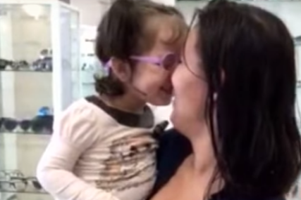 Slijepa djevojčica (2) nakon TEŠKE OPERACIJE prvi put ugledala majku, njena reakcija TOPI I NAJTVRĐA SRCA (VIDEO)