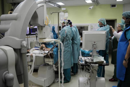 "Spasonosna transplantacija" Američki hirurzi uspješno implantirali BUBREG SVINJE U PACIJENTA u stanju moždane smrti