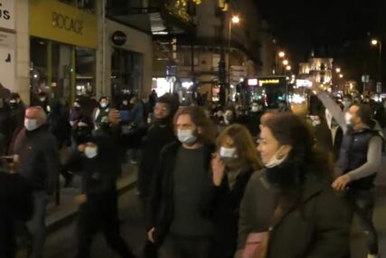 "SLOBODA" Protesti u Parizu u jeku policijskog časa zbog novih mjera protiv korone (VIDEO)