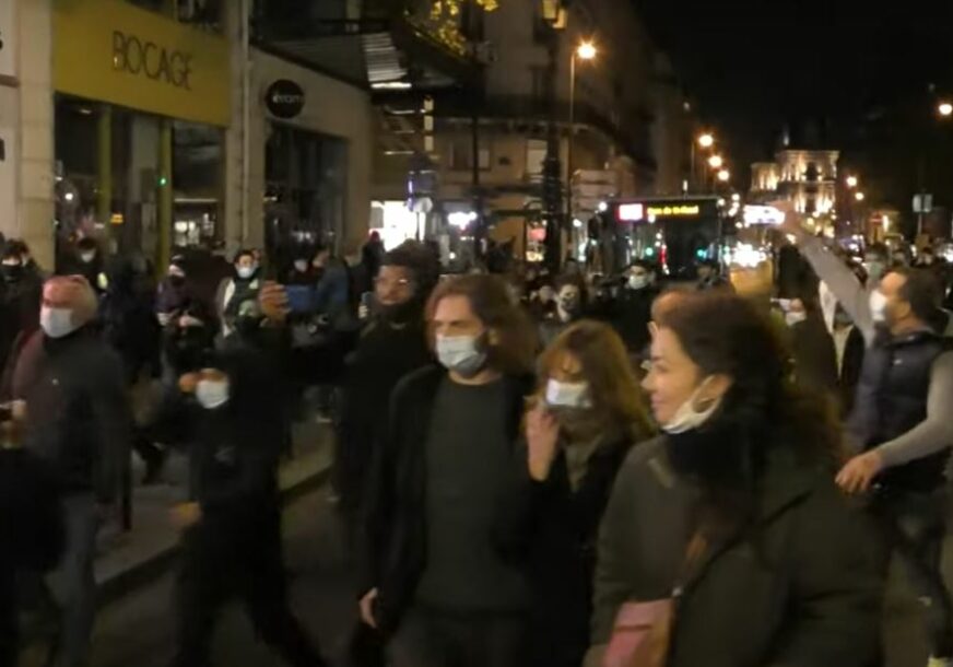 "SLOBODA" Protesti u Parizu u jeku policijskog časa zbog novih mjera protiv korone (VIDEO)