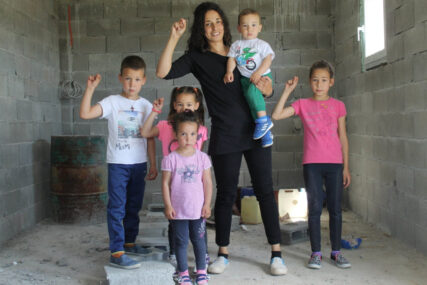 POMOZIMO HRABROJ DRAGANI I NJENIM MALIŠANIMA Pokrenuta akcija za izgradnju kuće porodici Elez iz Gacka (FOTO)