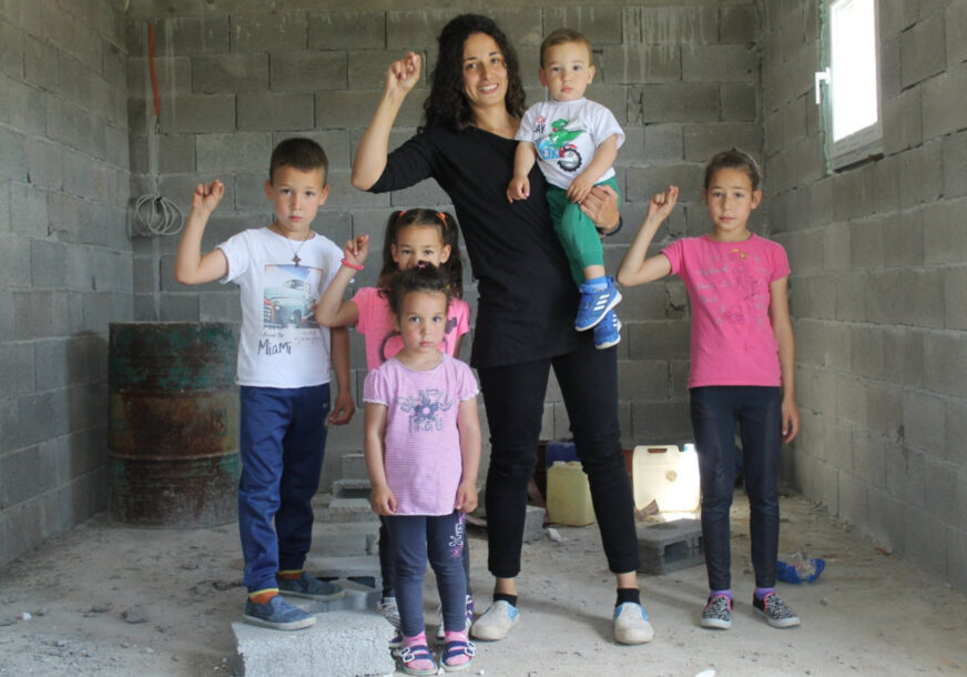 POMOZIMO HRABROJ DRAGANI I NJENIM MALIŠANIMA Pokrenuta akcija za izgradnju kuće porodici Elez iz Gacka (FOTO)