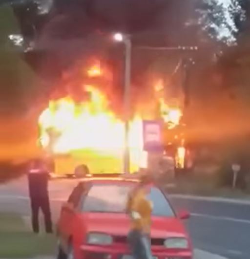 ZA DLAKU IZBJEGNUTA TRAGEDIJA Kod Osmaka PLANUO minibus koji je prevozio UČENIKE (VIDEO)