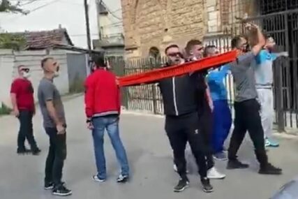 PROVOKACIJAMA NEMA KRAJA Navijači ispred Bogorodice Ljeviške uzvikivali "KOSOVO JE SRCE ALBANIJE" (VIDEO)