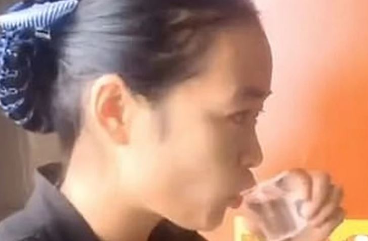 ZAPALILA INTERNET Čistačica pije vodu iz ČUČAVCA da dokaže šefovima da je DOBRO OČISTILA (VIDEO)
