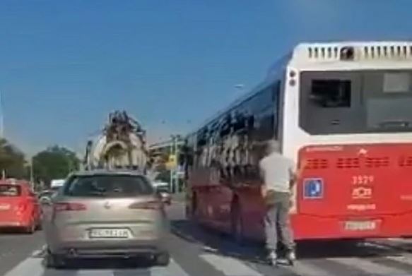 NOVA OPASNA MODA Poslije električnih trotineta sada VOZE ROLERE NA AUTO-PUTU i kače se za autobuse (VIDEO)