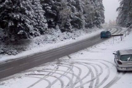 VOZAČI, BUDITE NA OPREZU! Ugažen snijeg na kolovozu otežava saobraćaj na OVIM putnim pravcima