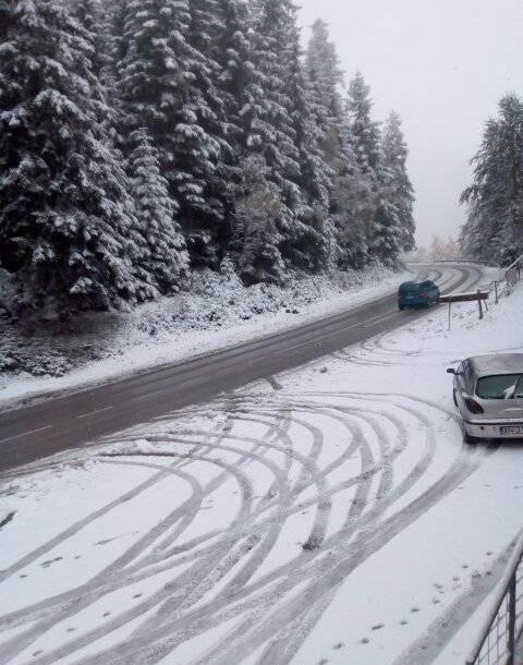 VOZAČI, BUDITE NA OPREZU! Ugažen snijeg na kolovozu otežava saobraćaj na OVIM putnim pravcima