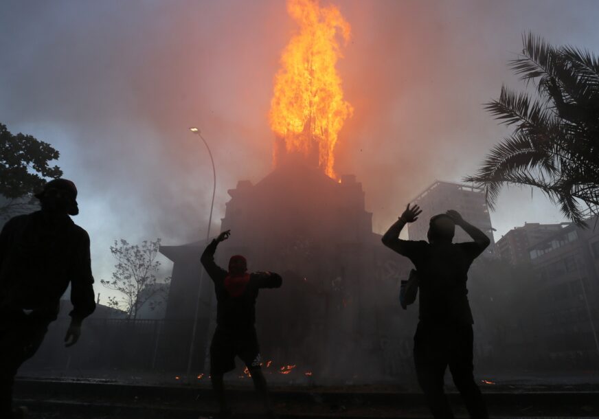 ZAPALJENA CRKVA, SRUŠIO SE TORANJ Haos u Čileu na godišnjicu krvavih demonstracija (FOTO)
