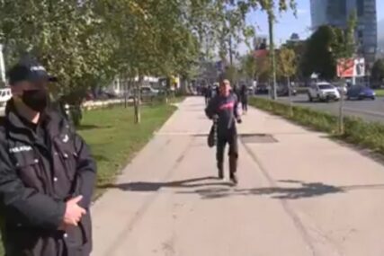 "IMAMO POBJEDNIKA DECENIJE" Jedan Sarajlija pronašao način kako izbjeći nošenje maske, ali i plaćanje kazne (VIDEO)
