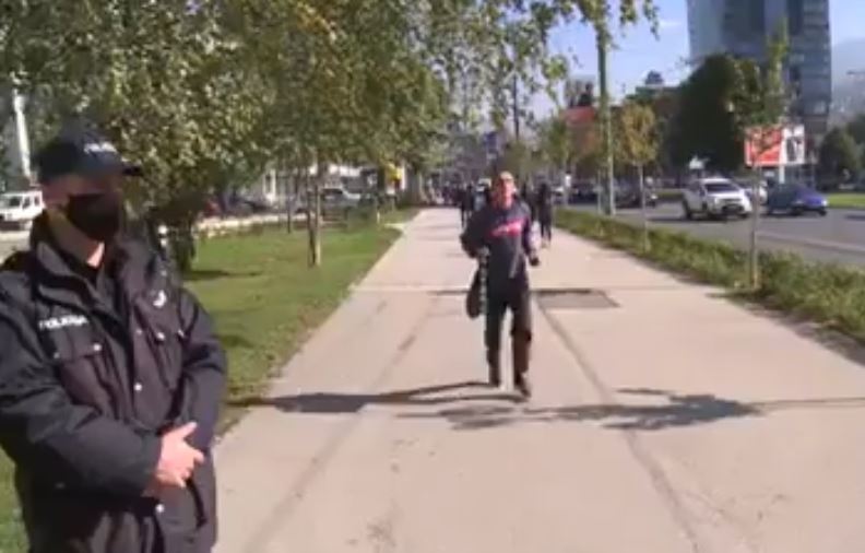 "IMAMO POBJEDNIKA DECENIJE" Jedan Sarajlija pronašao način kako izbjeći nošenje maske, ali i plaćanje kazne (VIDEO)