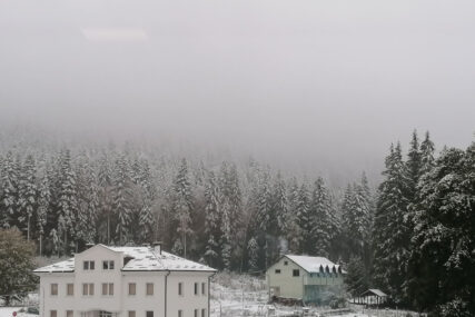 ZABIJELILO U OKTOBRU Prvi snijeg na Romaniji i u Istočnom Drvaru (FOTO)