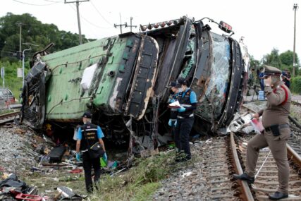 VELIKA TRAGEDIJA U sudaru autobusa i voza najmanje 17 žrtava