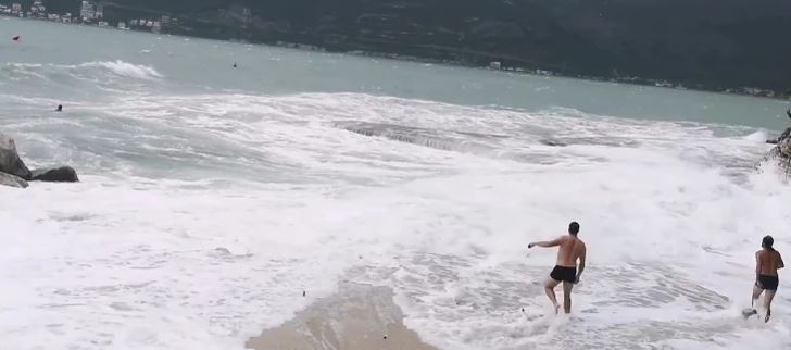 MUŠKARAC SE JEDVA IZBORIO SA BUJICOM Ušao je u vodu, a onda su počeli da ga nose talasi (VIDEO)