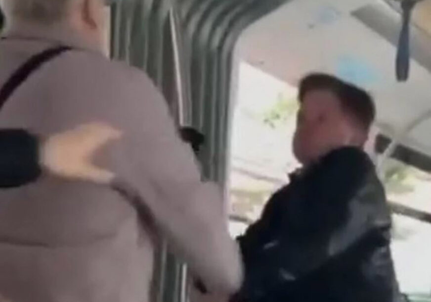 "NISMO MI BUDALE" Poznati glumac se potukao u tramvaju zbog maske (VIDEO)