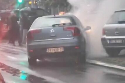 BUKTINJA UZNEMIRILA GRAĐANE Zapalio se automobil tokom vožnje, vozač na vrijeme pobjegao (VIDEO)