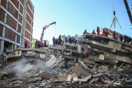 ČUDO U TURSKOJ Poslije 17 sati izvukli ŽIVU ŽENU iz ruševina, zemljotres sravnio zgradu u kojoj se nalazila (VIDEO)