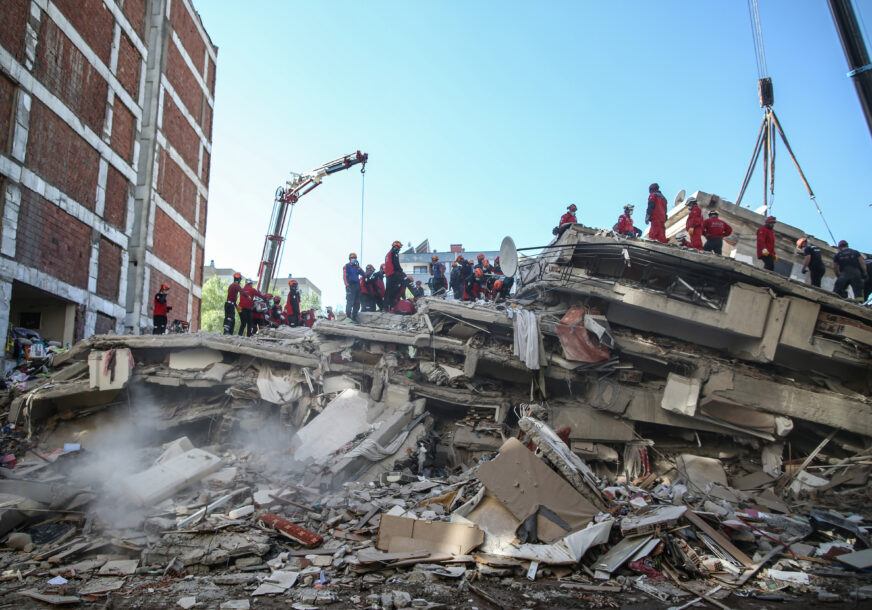 ČUDO U TURSKOJ Poslije 17 sati izvukli ŽIVU ŽENU iz ruševina, zemljotres sravnio zgradu u kojoj se nalazila (VIDEO)