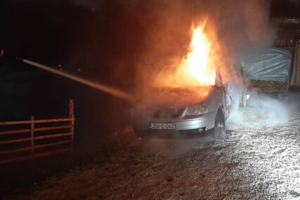 VELIKA MATERIJALNA ŠTETA Izgorjela 2 automobila, utvrđen uzrok požara