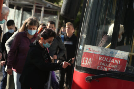 OD DANAS UBLAŽENE MJERE Osnovci iz Srpske ponovo u klupama, broj osoba u autobusima ograničen