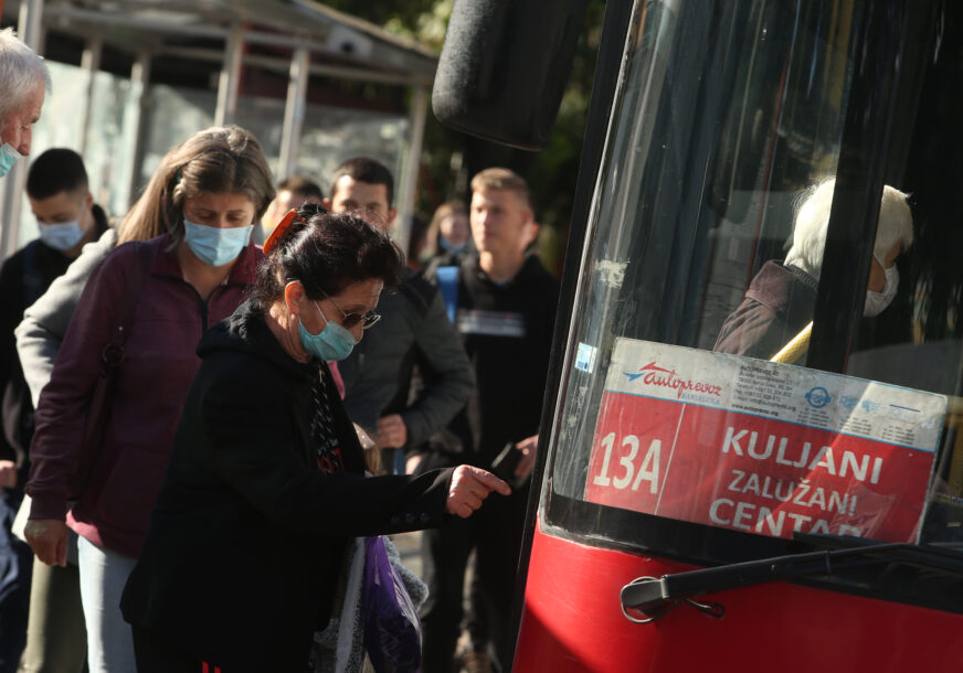 OD DANAS UBLAŽENE MJERE Osnovci iz Srpske ponovo u klupama, broj osoba u autobusima ograničen