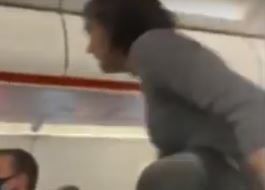 INCIDENT U AVIONU Žena namjerno kašljala na putnike i govorila im da će UMRIJETI (VIDEO)