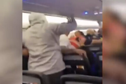 ŠOK SCENA IZ AVIONA Izbila tuča zbog putnika koji nisu htjeli da stave maske (VIDEO)