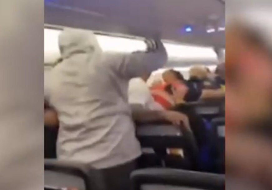 ŠOK SCENA IZ AVIONA Izbila tuča zbog putnika koji nisu htjeli da stave maske (VIDEO)