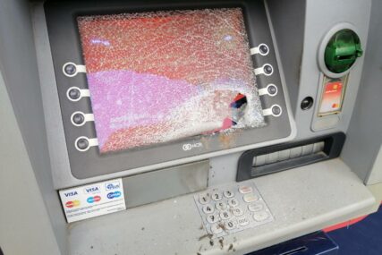 Rasvijetljen pokušaj krađe novca: Probao obiti bankomat u Prijedoru, pa odustao