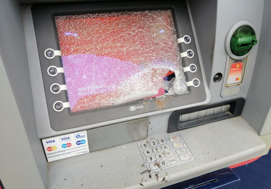Rasvijetljen pokušaj krađe novca: Probao obiti bankomat u Prijedoru, pa odustao