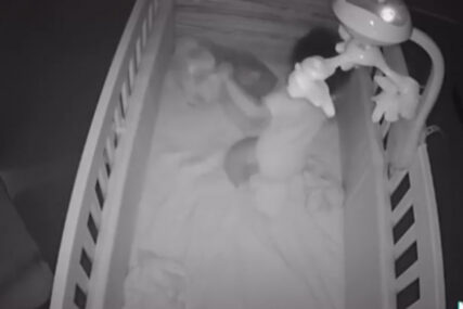 Mali đavolak: Beba se pretvara da spava, a pogledajte šta radi kada majka uđe u sobu (VIDEO)