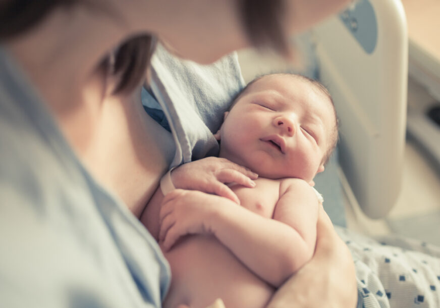 MALI HEROJ POBIJEDIO KORONU Beba primljena u bolnicu sa samo 23 dana, a sada konačno IDE KUĆI