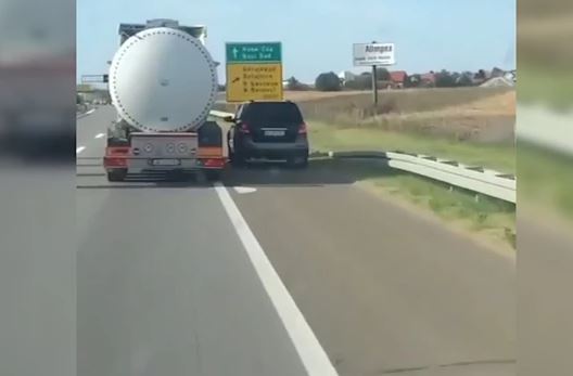 OPASNA VOŽNJA Bahati vozač automobila preticao cisternu u zaustavnoj traci (VIDEO)