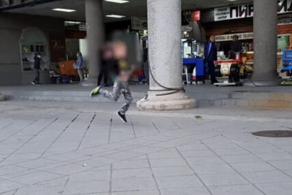 REAKCIJU MAJKE SVI SU OSUDILI Snimak mališana koji HISTERIŠE ispred tržnog centra podigao je buru (VIDEO)