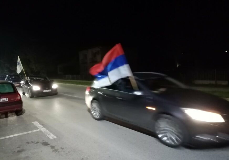 SLAVE RASKID KOALICIJE SA SNSD Kolone vozila po Prijedoru sa zastavama DNS i uz pjesmu (FOTO)