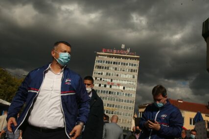"SLUŠAMO GLAS NARODA I TAKO OKREĆEMO BROD" Lider DNS s članstvom poslao poruku sa Trga Krajine (FOTO)