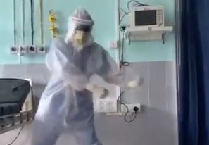 OVE RUKE POKAZUJU SAV NAPOR LJEKARA Nakon cjelodnevne borbe sa koronom, doktor našao način da razveseli pacijente (VIDEO)