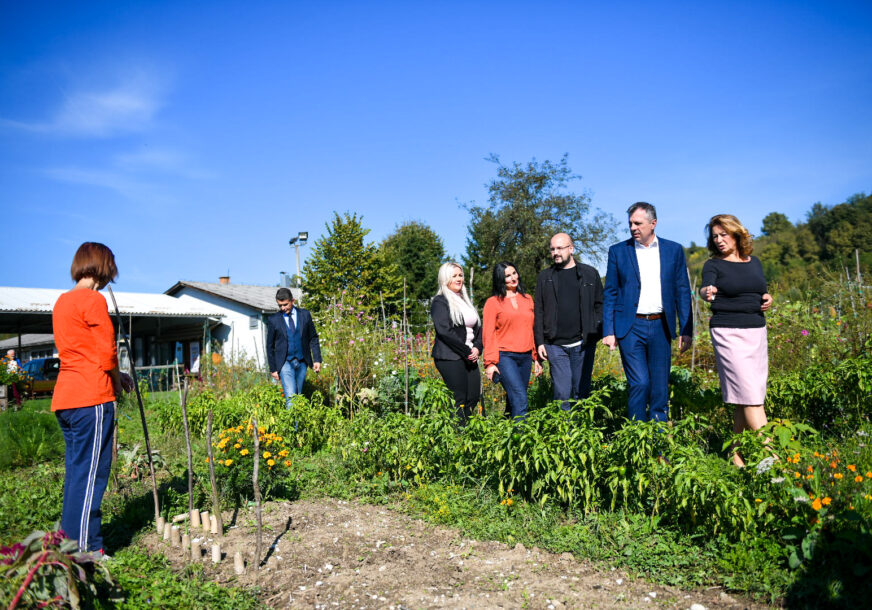 OD ZAPUŠTENE PARCELE DO PLODNE ORANICE "Gradske bašte" promovišu urbanu poljoprivredu