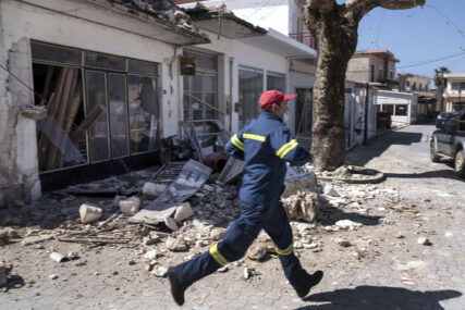 JUTRO POSLIJE HILJADE SPASILACA OTKOPAVA RUŠEVINE Razorni zemljotres odnio 26 života u Turskoj i Grčkoj