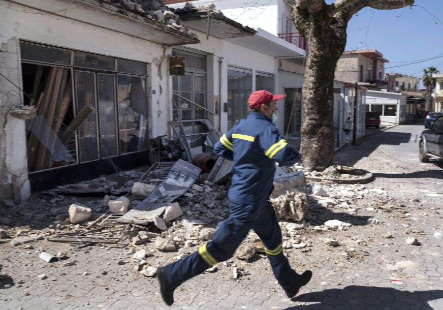 NAKON ZEMLJOTRESA Cunami oštetio zgrade na ostrvu Samos
