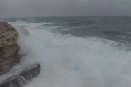NEVRIJEME ZAHVATILO JADRAN Orkanski udari vjetra do 150 kilometara na čas (VIDEO)