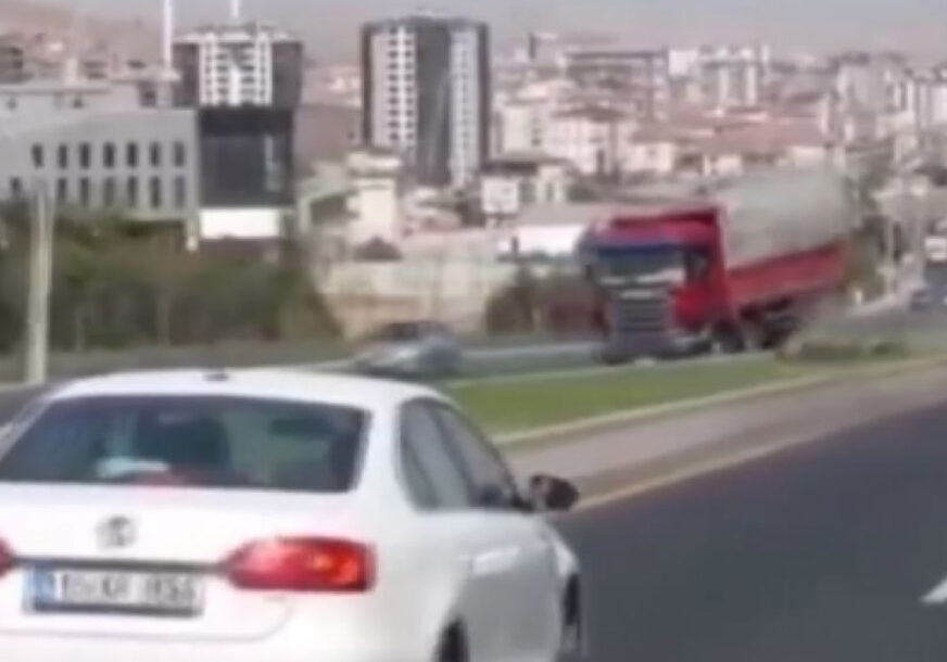 DRAMATIČAN SNIMAK Kamionu otkazale kočnice, nastao haos na putu (VIDEO)