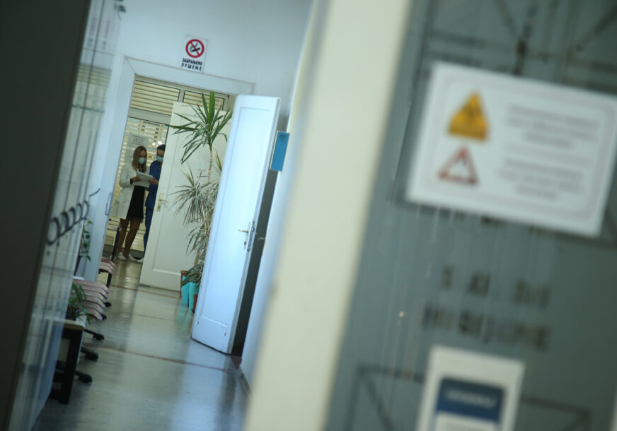 ZDRAVSTVENI SISTEM NA IVICI KOLAPSA Pacijenti čekaju po DEVET SATI da uđu u bolnicu
