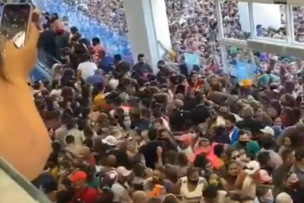 ŠOKANTAN SNIMAK U DOBA KORONE Masa ljudi se gura da uđe u novi tržni centar (VIDEO)
