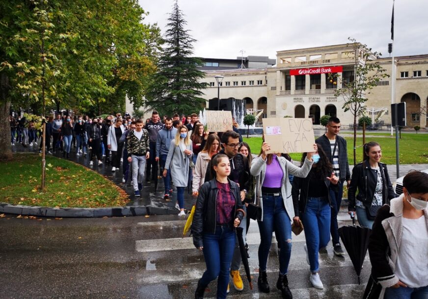 PROTEST STUDENATA U MOSTARU Traže ukidanje onlajn nastave i smanjenje cijene školarine