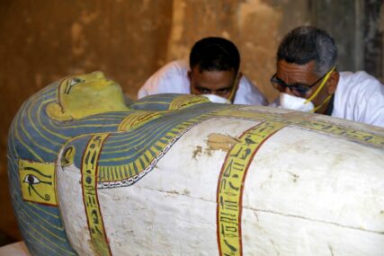 PRIJE VIŠE OD 2.600 GODINA SU ZAKOPANI U TRI BUNARA Otkriveno 59 zapečaćenih sarkofaga sa mumijama