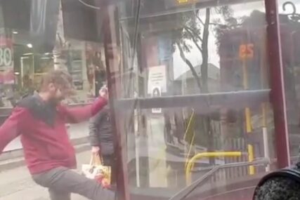 NEVJEROVATNA SCENA Muškarac snimljen kako šutira vrata autobusa (VIDEO)