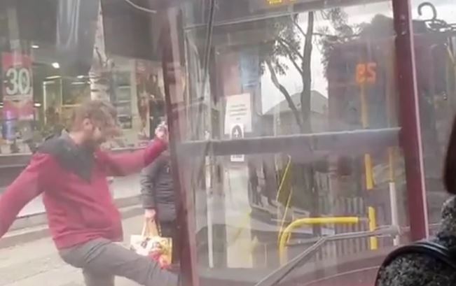NEVJEROVATNA SCENA Muškarac snimljen kako šutira vrata autobusa (VIDEO)