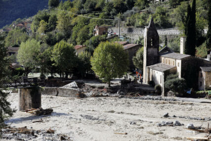 NESTALO 20 LJUDI U poplavama poginulo najmanje devet osoba