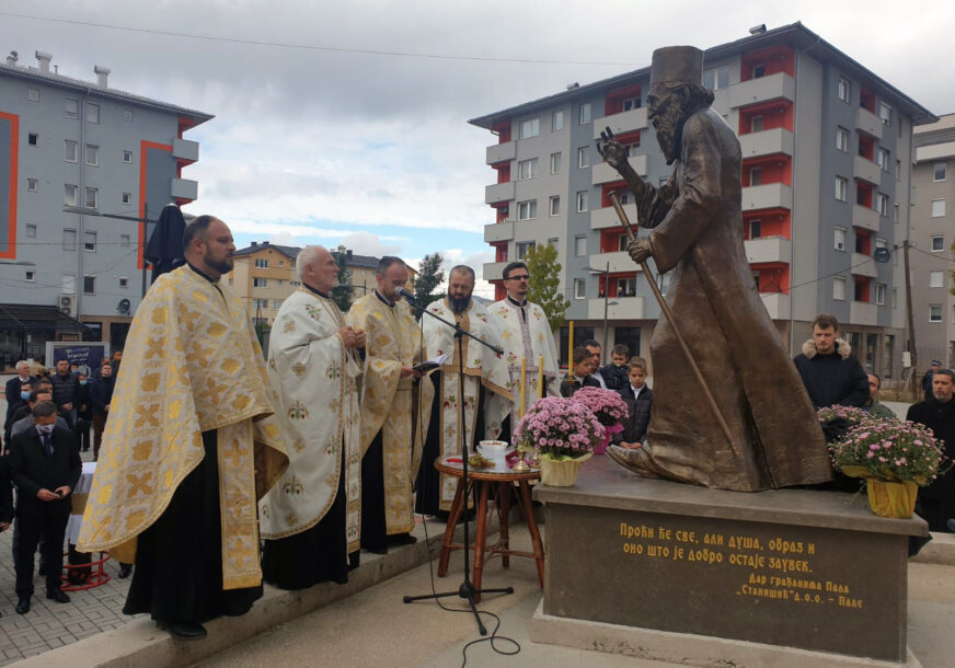 OSVEŠTAN SPOMENIK PATRIJARHA PAVLA "Proći će sve, ali duša, obraz i ono što je dobro ostaje zauvijek"